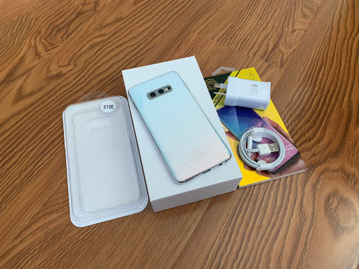 Samsung Galaxy S10e Prism White 128GB SM-G970U New Case, Glass Screen Protector (As New)